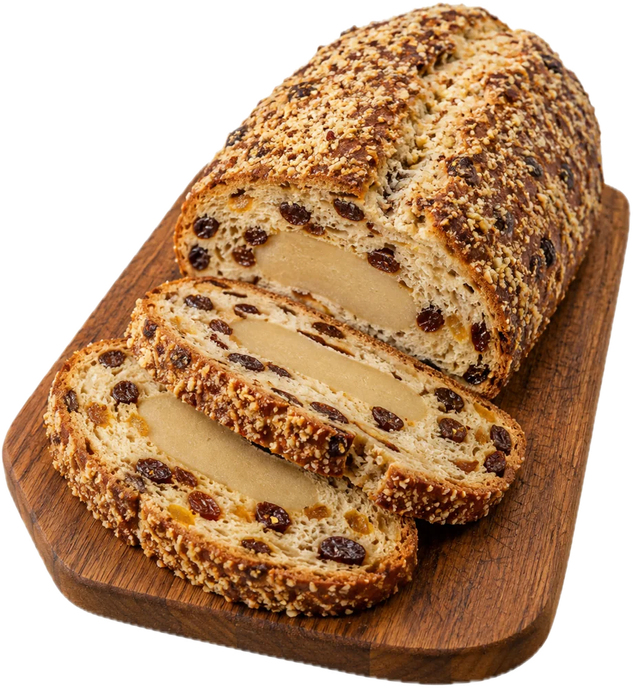 Angeschnittener Stollen mit Rosinen und Mandelkern auf einem Holzbrett